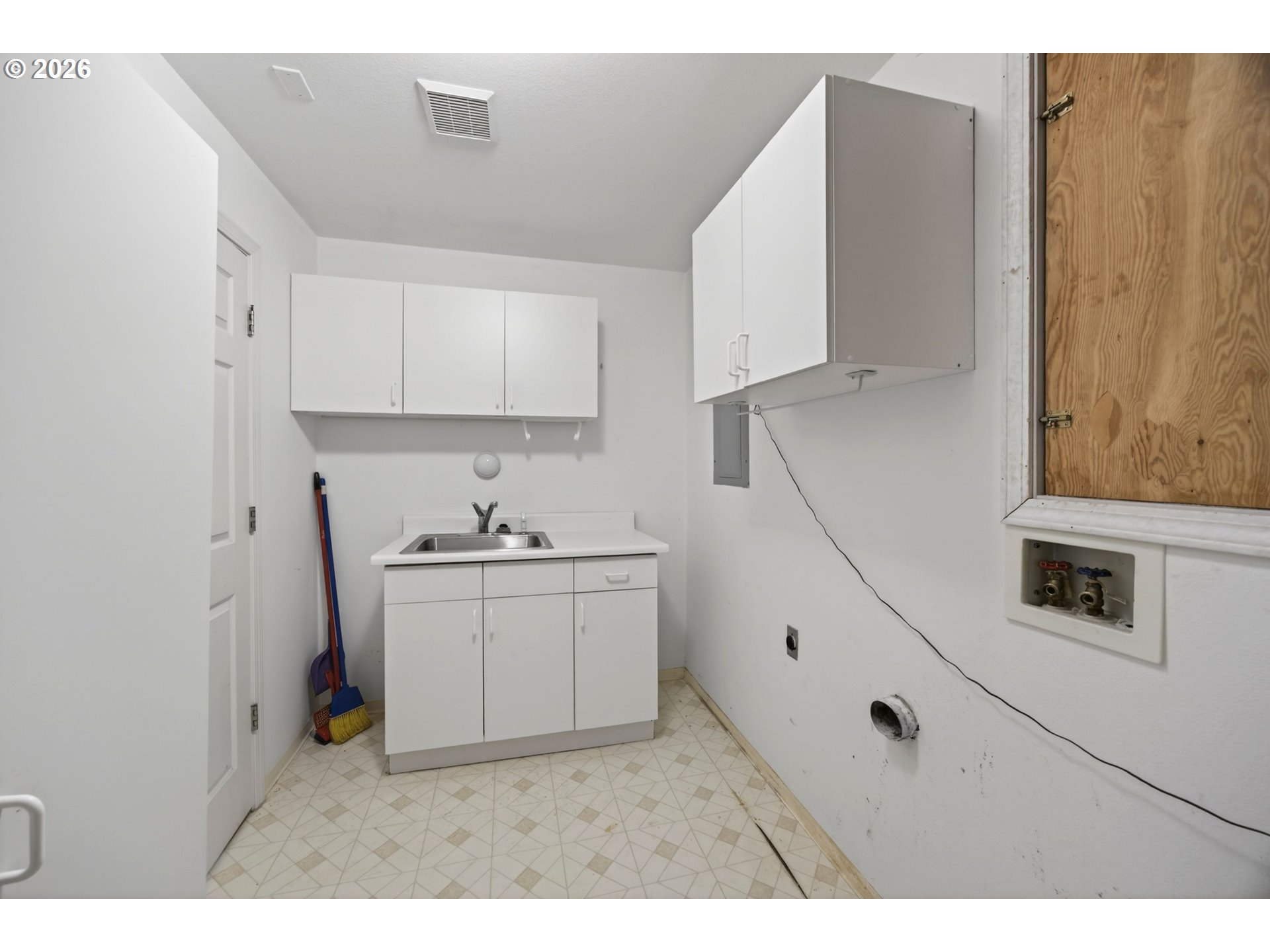 5577 South Shore Drive Florence, OR 97439 - Photo 27 of 41 Laundry