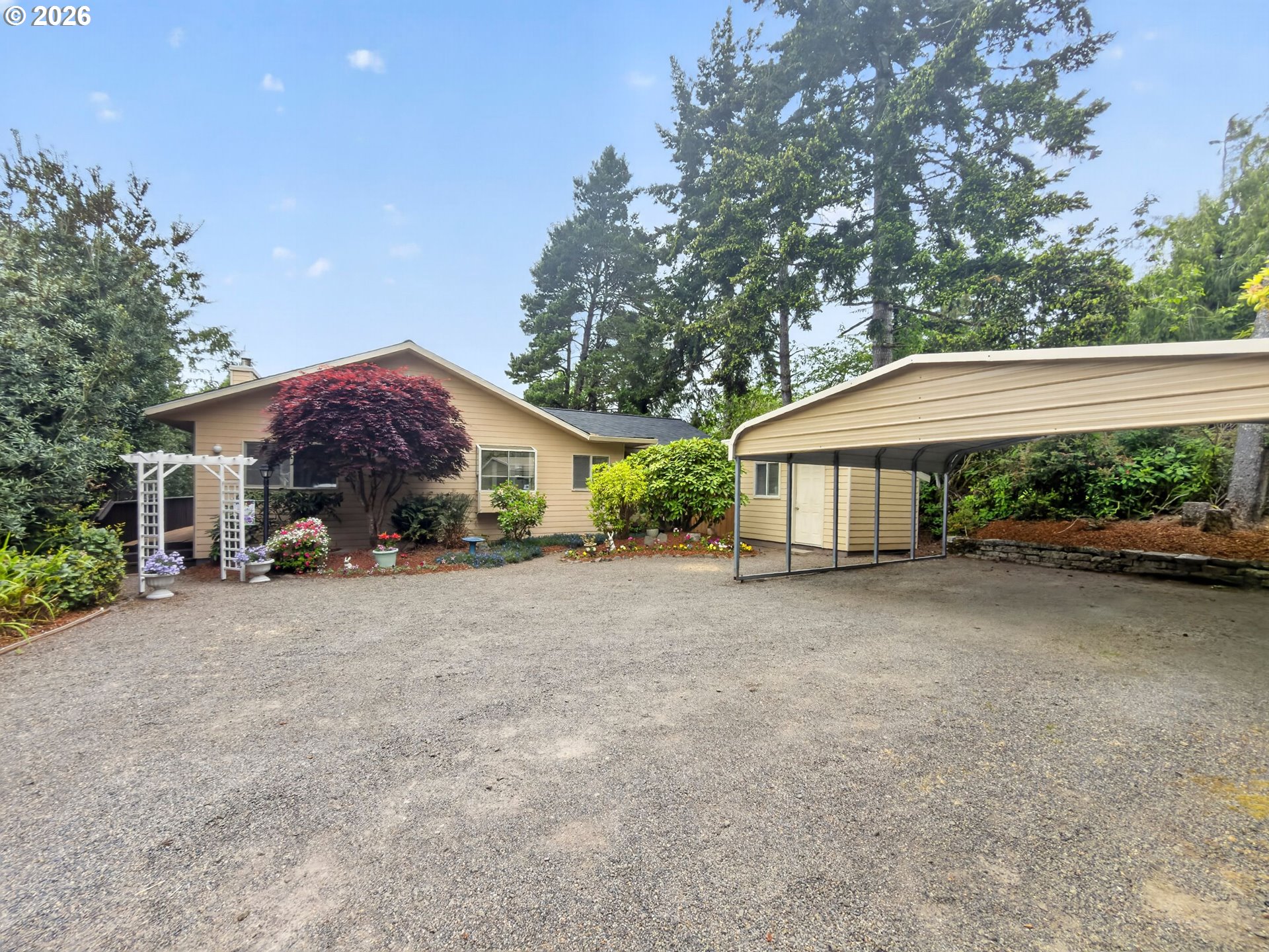 5577 South Shore Drive Florence, OR 97439 - Photo 7 of 41 Driveway