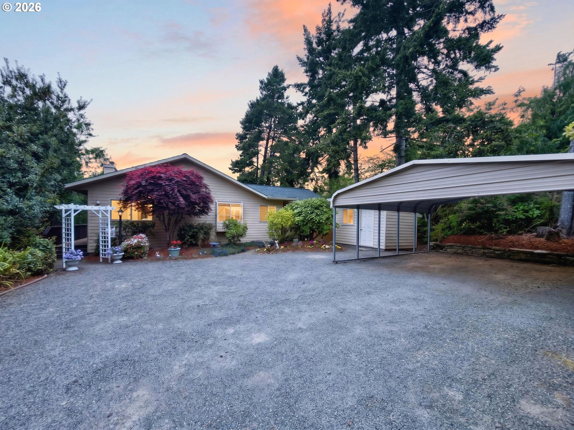 5577 South Shore Drive Florence, OR 97439 - Photo 9 of 41 Driveway