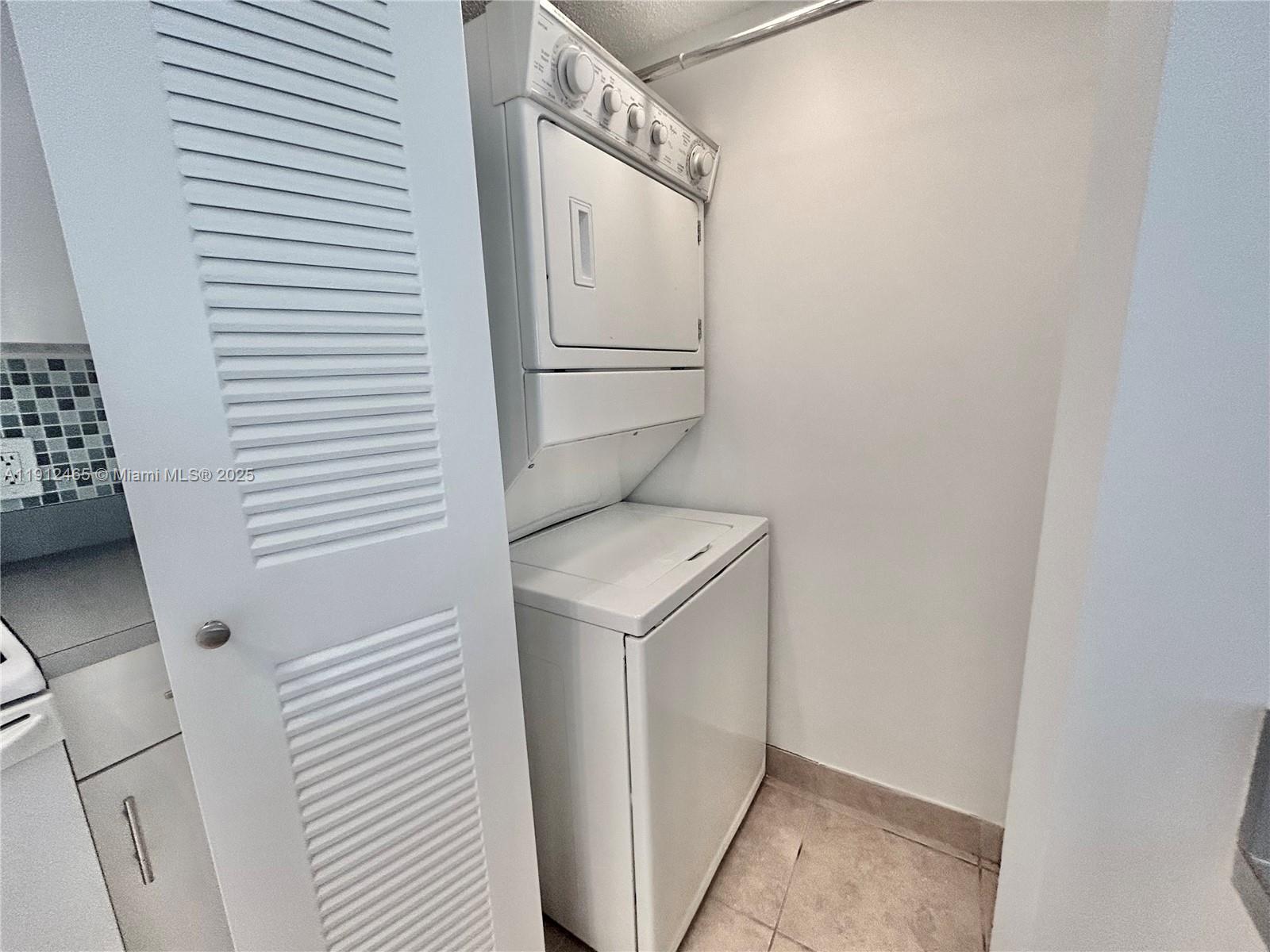 540 South Park Road, Unit 229 Hollywood, FL 33021 - Photo 4 of 44 a utility room with dryer and washer