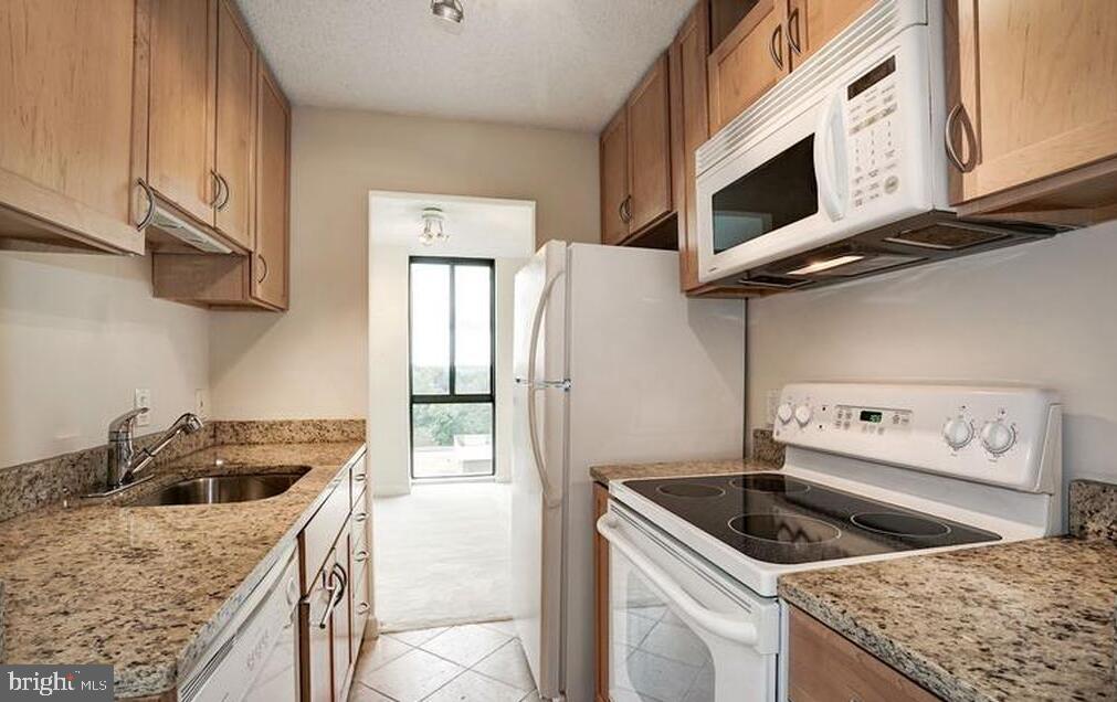 6800 Fleetwood Road, Unit 913 McLean, VA 22101 - Photo 8 of 13 Modern kitchen with sleek finishes.
