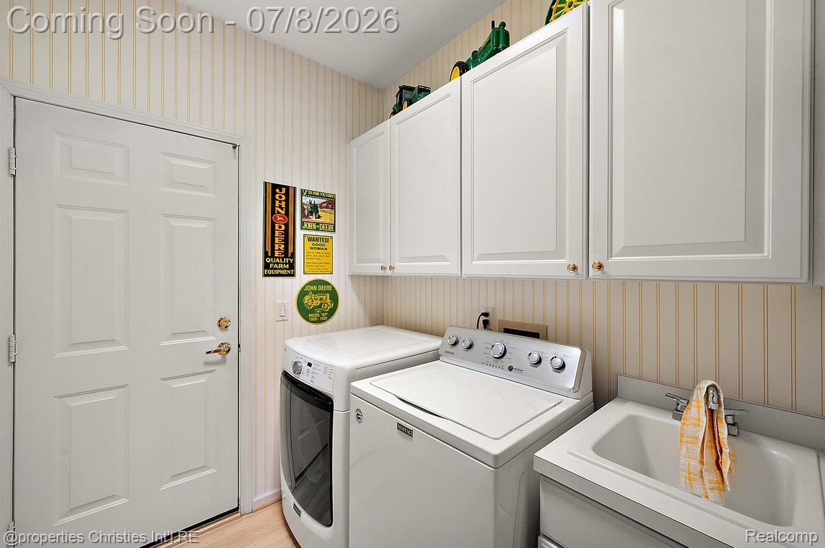1946 Dunham Drive Rochester, MI 48306 - Photo 32 of 38 Laundry area with cabinetry and utility sink