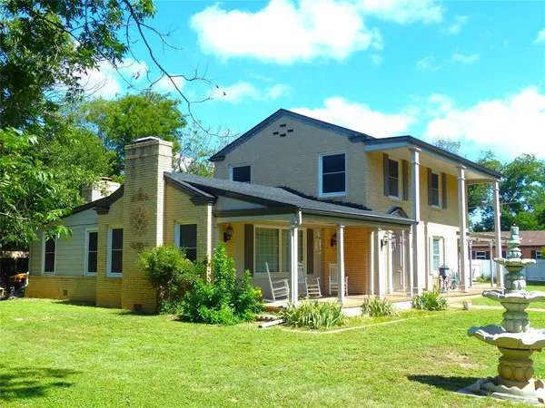 $429,500 | 1408 South China Street, Brady, TX 76825