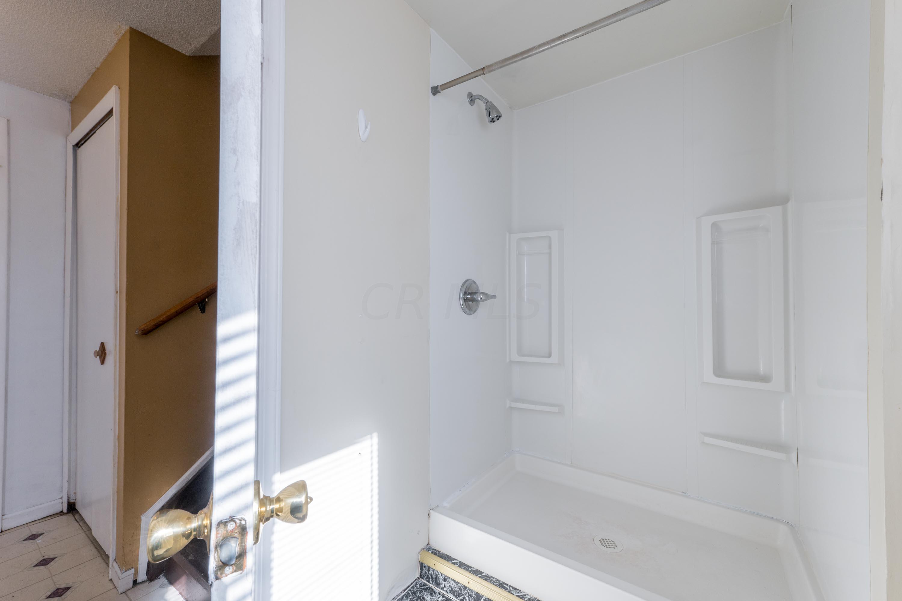 4985 Refugee Road Columbus, OH 43232 - Photo 51 of 74 Full Bath