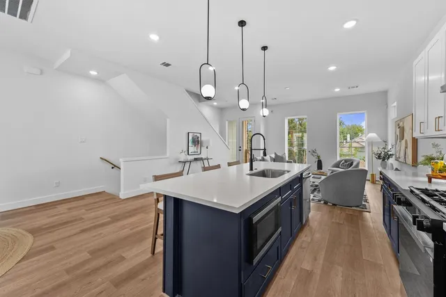 $2,350 | 3903 Pinemont Drive, Unit A, Houston, TX 77018