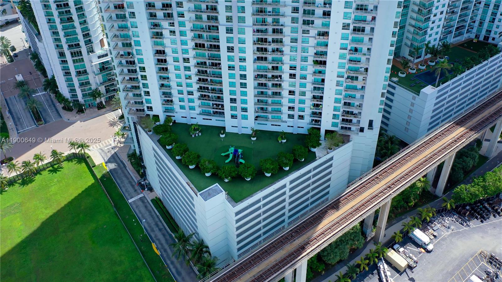 90 Southwest 3rd Street, Unit 1602 Miami, FL 33130 - Photo 48 of 81 a view of balcony with yard