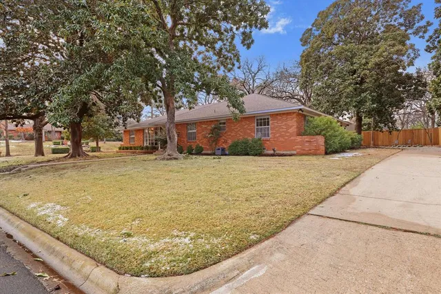 $575,000 | 2218 Southridge Drive, Denton, TX 76205