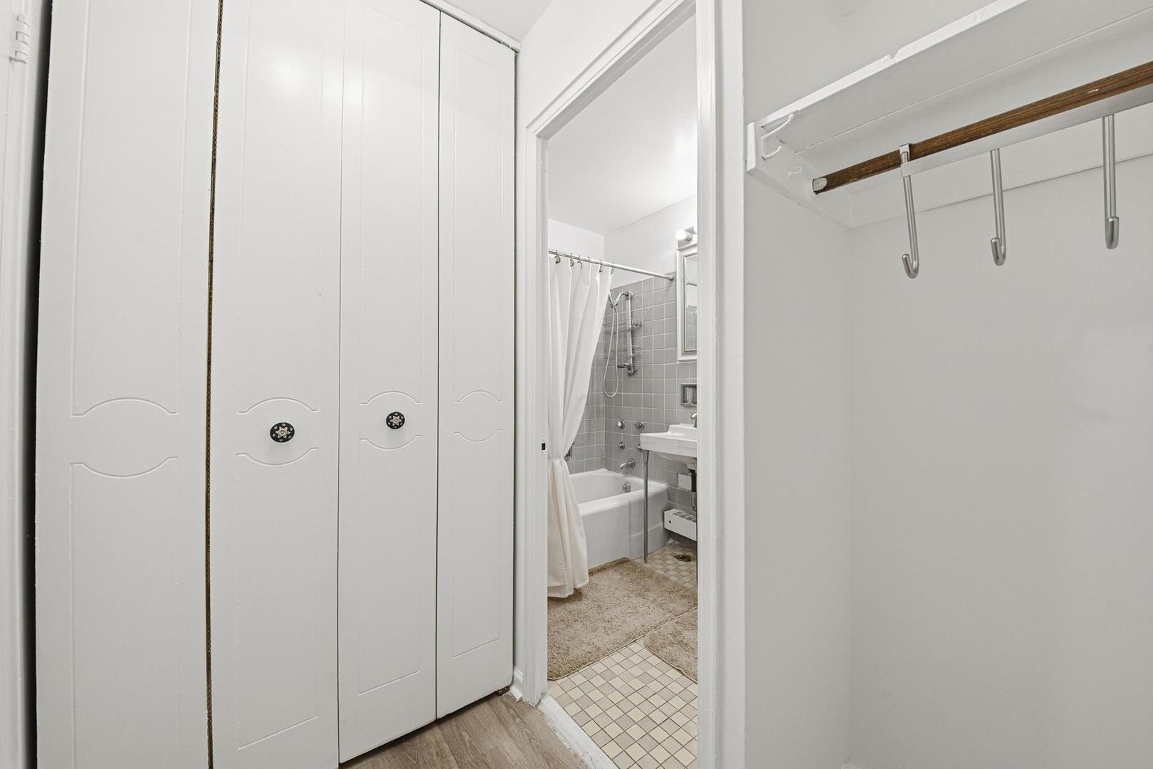 6118 North Sheridan Road, Unit 506 Chicago, IL 60660 - Photo 9 of 13 a bathroom with a glass shower door