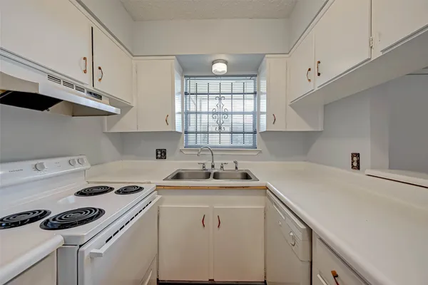 $950 | 7714 Renwick Drive, Unit K113, Houston, TX 77081