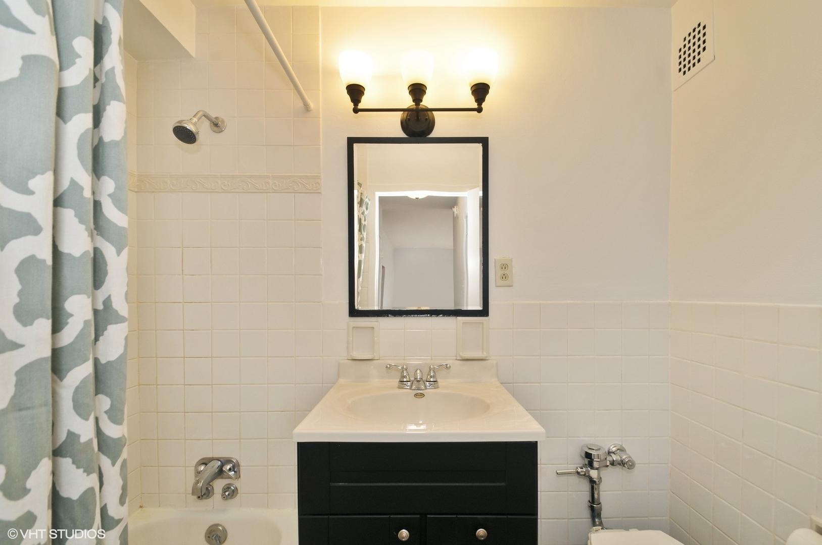 2909 North Sheridan Road, Unit 703 Chicago, IL 60657 - Photo 8 of 12 Gallery Image 8