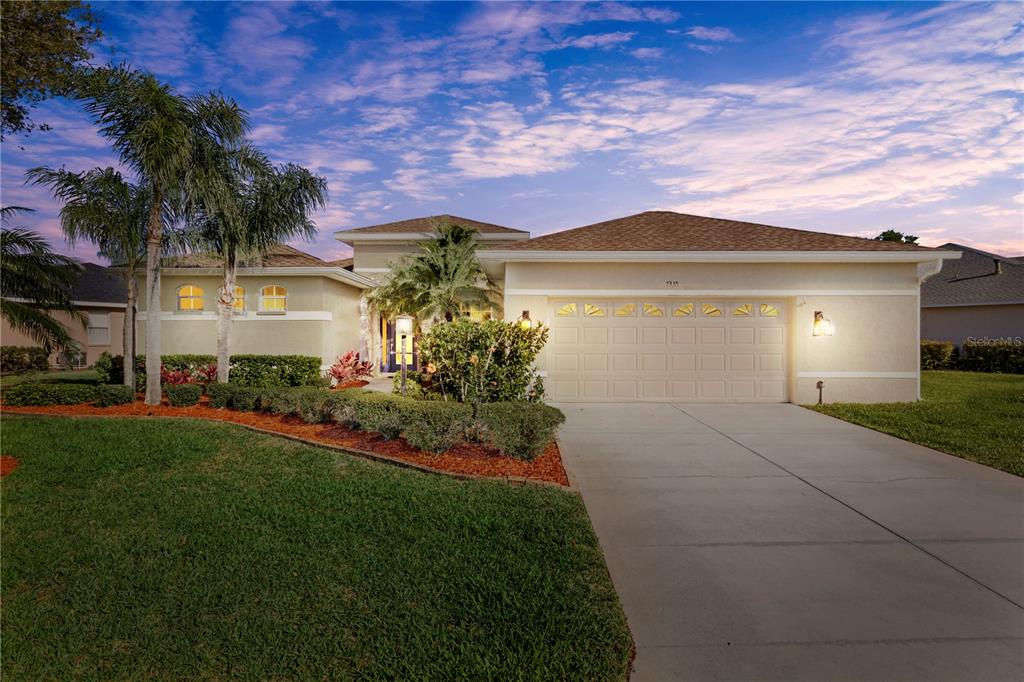 7335 Arrowhead Run Lakewood Ranch, FL 34202 - Photo 1 of 1 Front twilight view