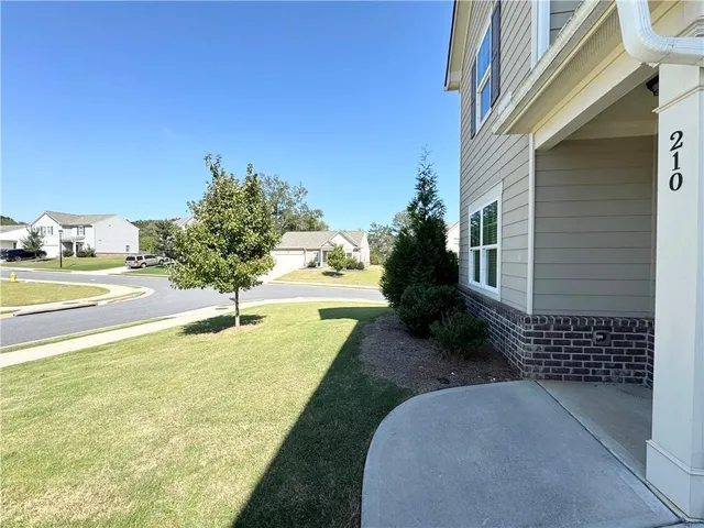 a view of back yard of the house