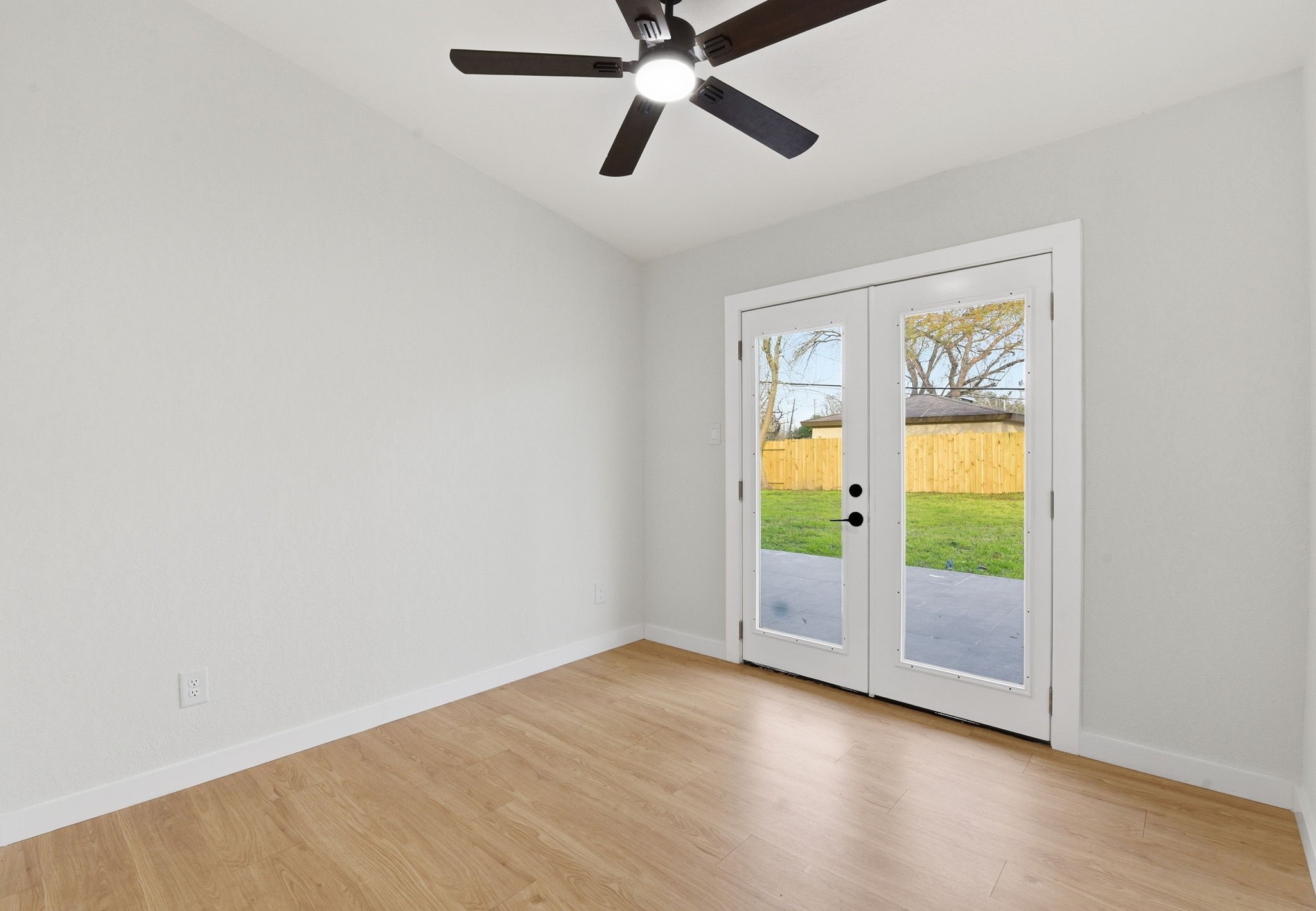 12319 Renwick Houston, TX 77035 - Photo 26 of 50 a view of an empty room with window