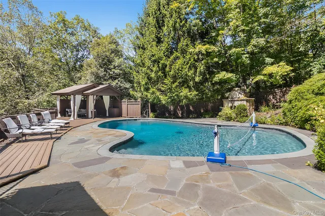 a view of a house with backyard and trees