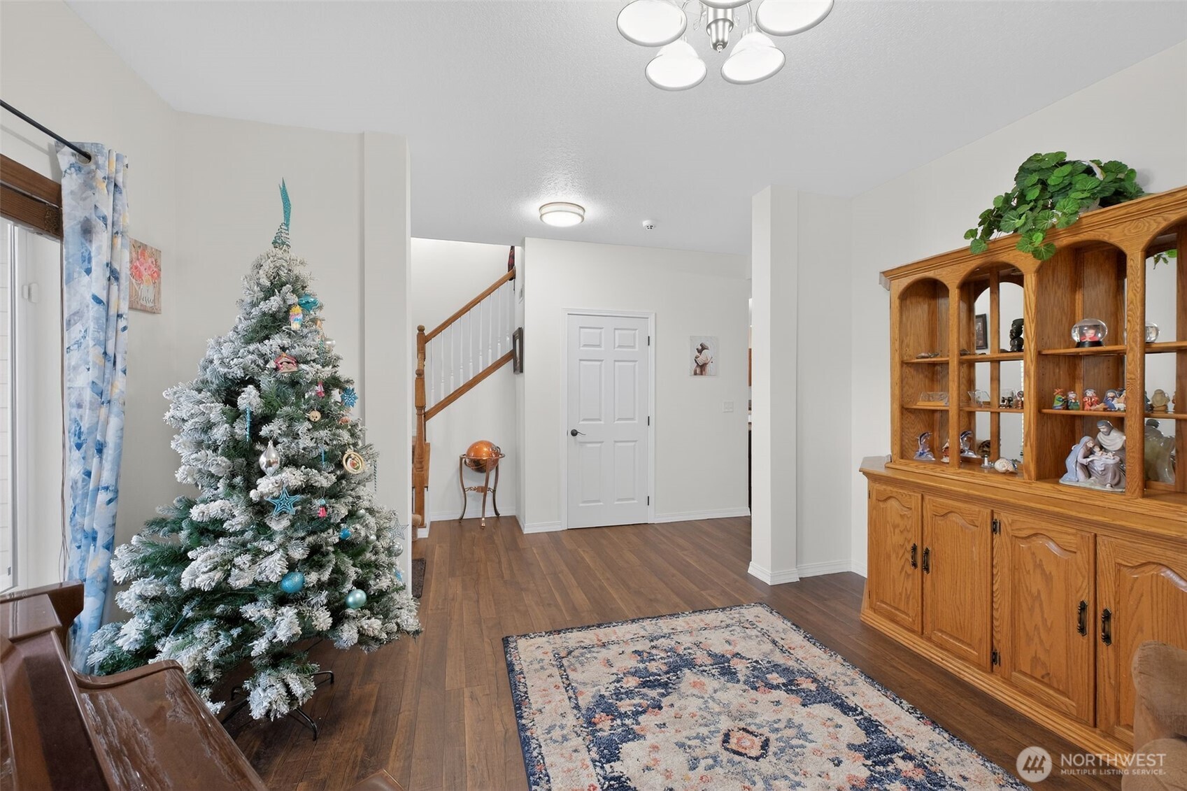 1427 West Century Street Moses Lake, WA 98837 - Photo 18 of 30 a living room with furniture and a potted plant