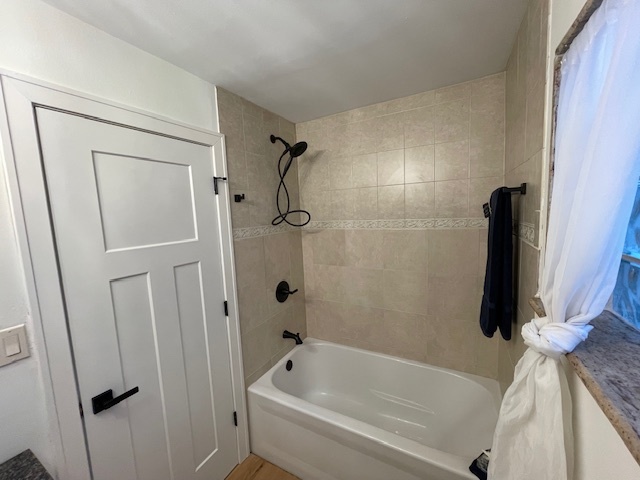 446 East 90th Street Chicago, IL 60619 - Photo 13 of 36 a bathroom with a bathtub