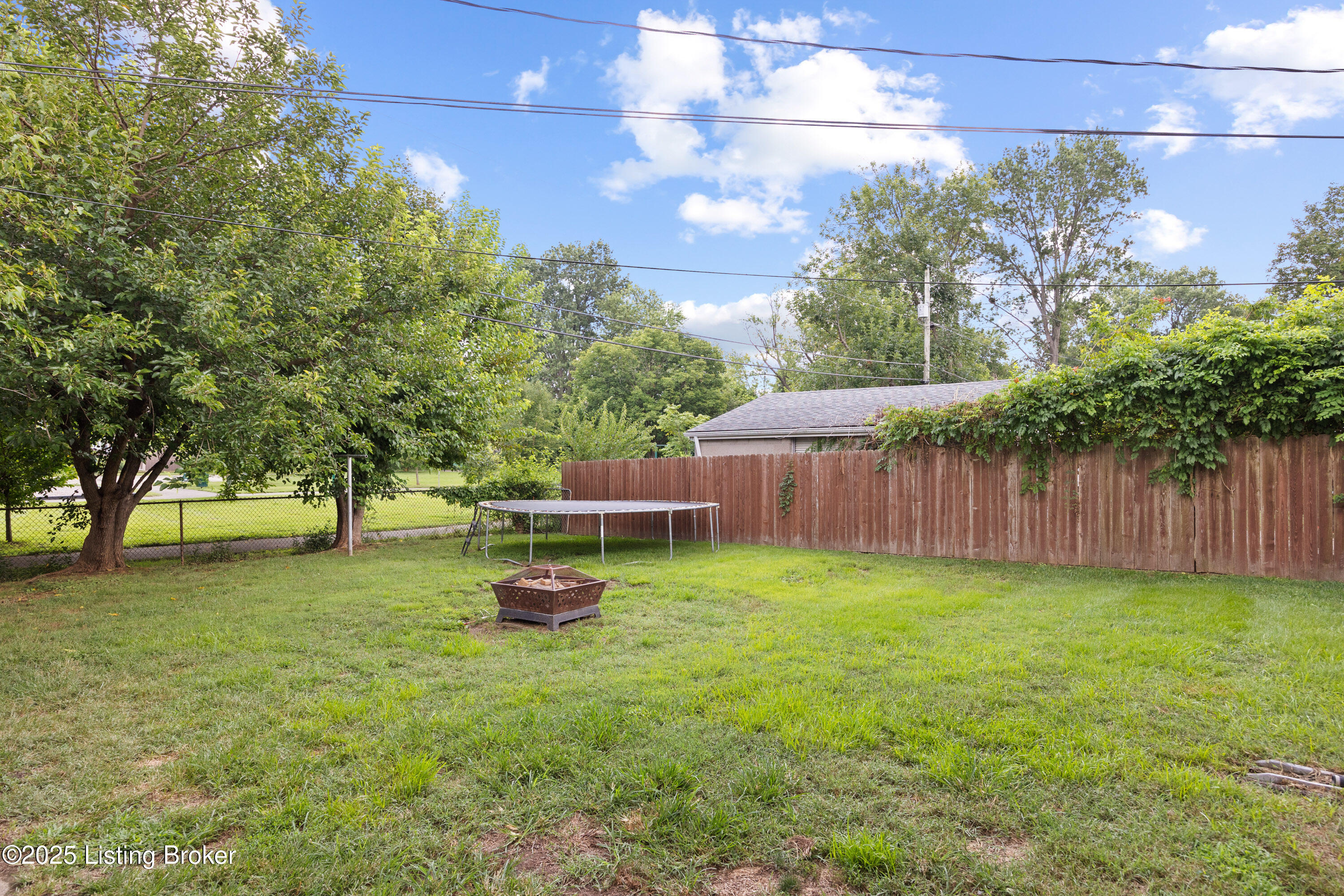 3829 Chatham Road Louisville, KY 40218 - Photo 35 of 36 005