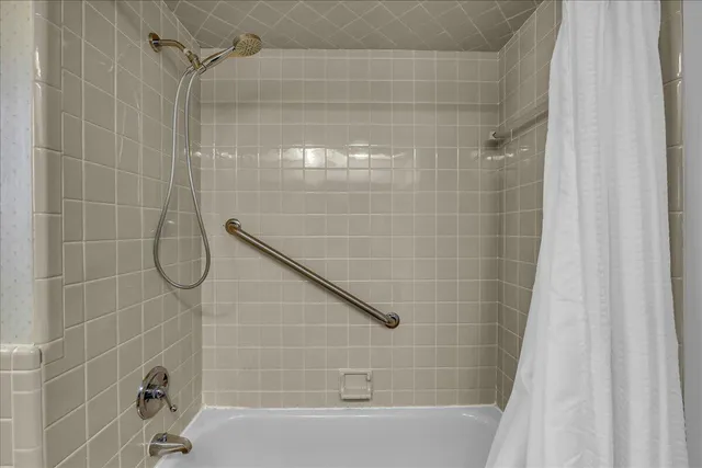 $415,000 | 384 Bellarmine Drive, Rochester, MI 48309