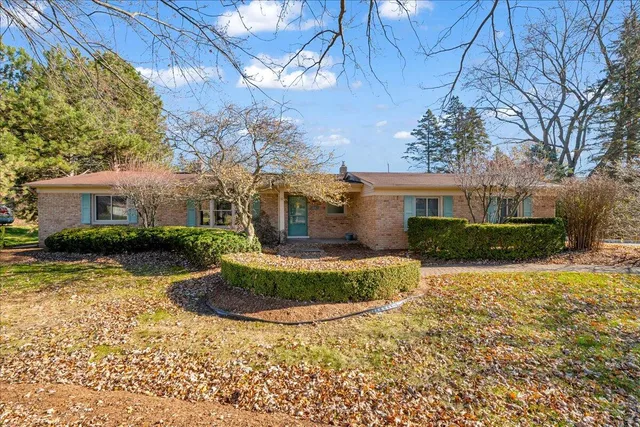 $415,000 | 384 Bellarmine Drive, Rochester, MI 48309