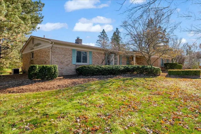 $415,000 | 384 Bellarmine Drive, Rochester, MI 48309