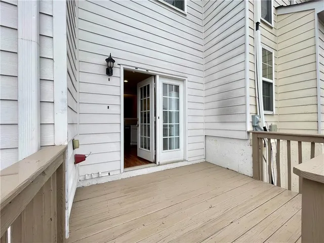 a view of entryway of the house