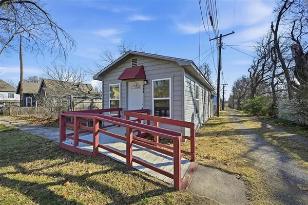 a view of house with a yard