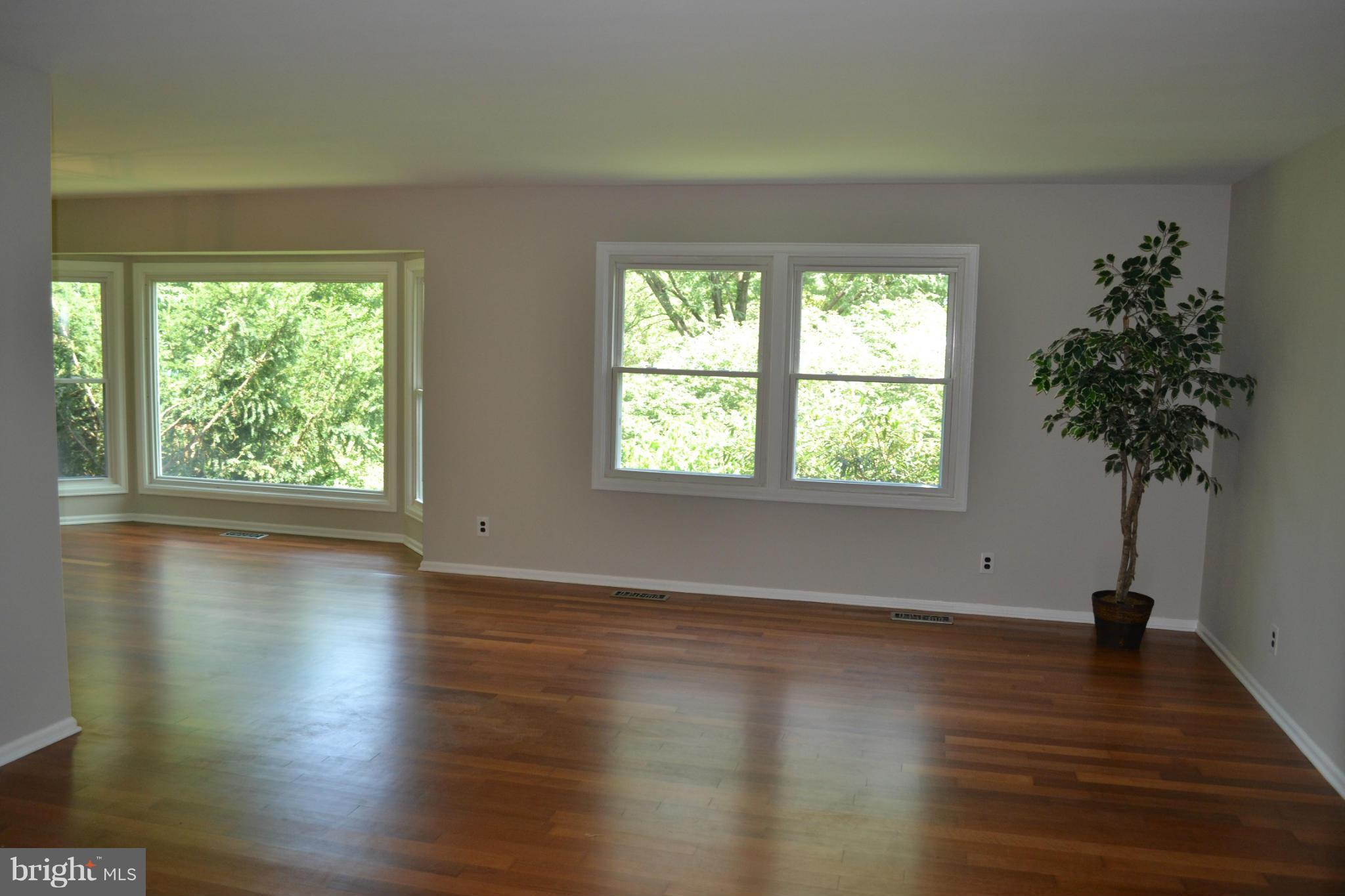 1002 Valewood Road Towson, MD 21286 - Photo 4 of 30 Living Room