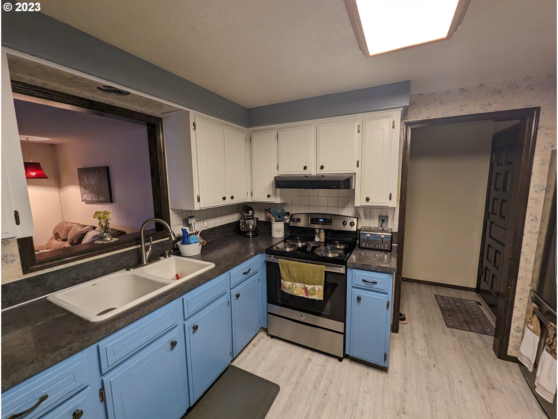 17600 Shady Lane Road Monmouth, OR 97361 - Photo 14 of 44 a kitchen with stainless steel appliances granite countertop a sink stove and refrigerator