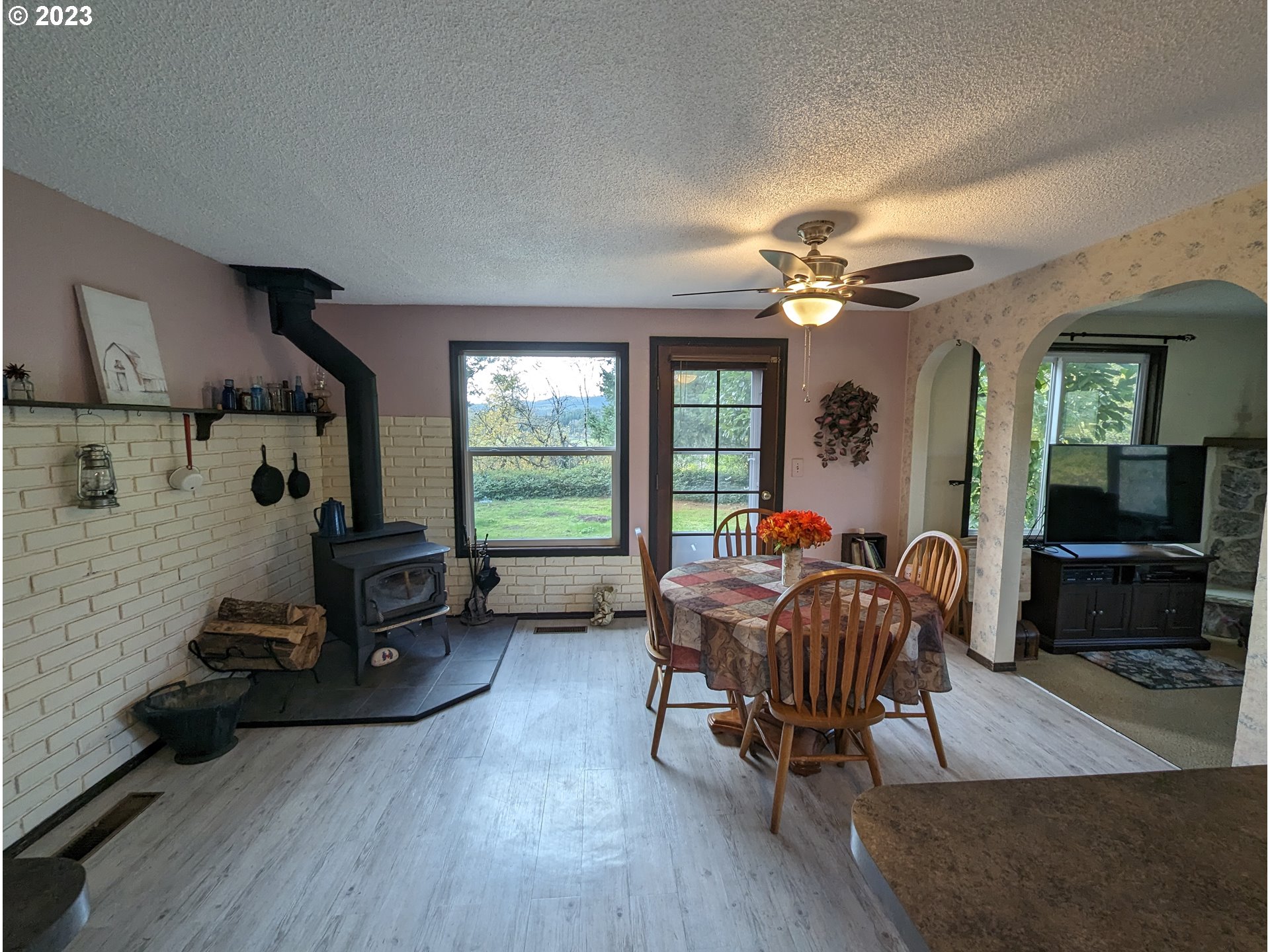 17600 Shady Lane Road Monmouth, OR 97361 - Photo 17 of 44 a living room with furniture and a flat screen tv