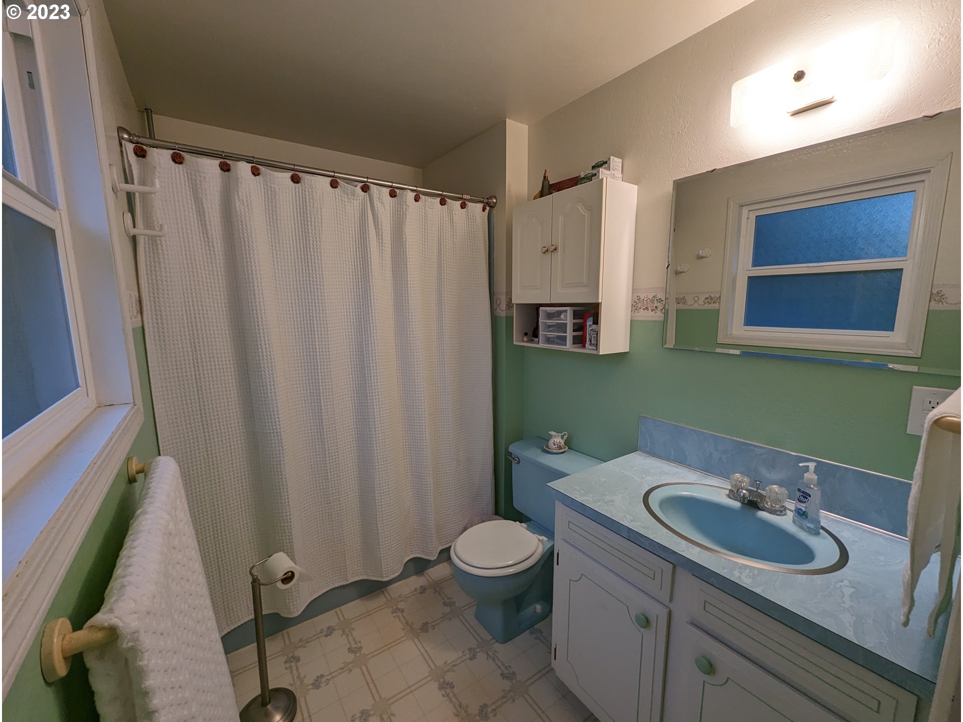 17600 Shady Lane Road Monmouth, OR 97361 - Photo 29 of 44 a bathroom with a sink a toilet and shower