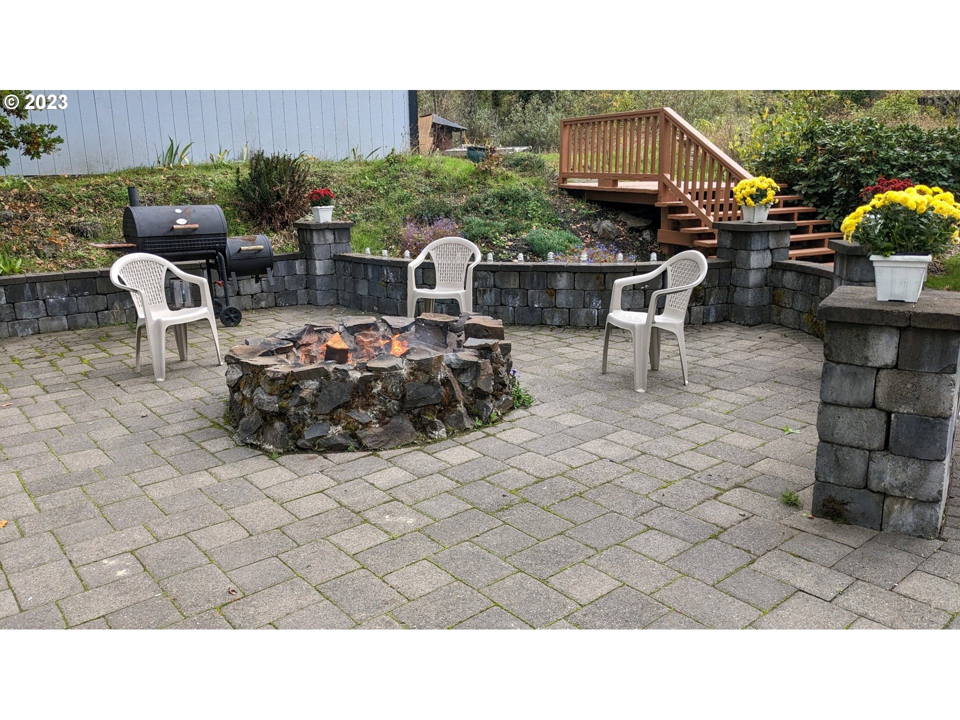 17600 Shady Lane Road Monmouth, OR 97361 - Photo 35 of 44 a backyard of a house with table and chairs