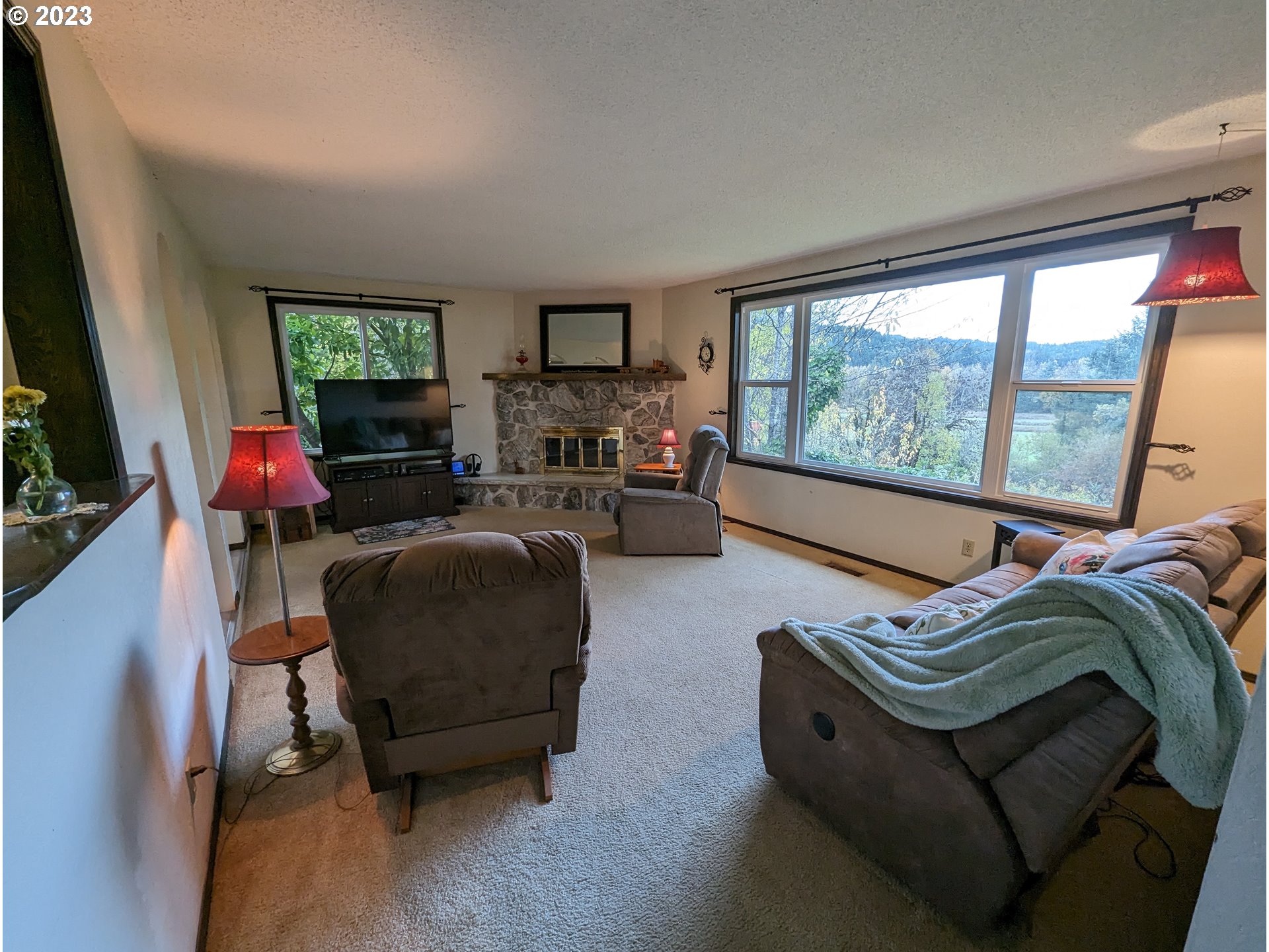 17600 Shady Lane Road Monmouth, OR 97361 - Photo 9 of 44 a living room with furniture and a large window