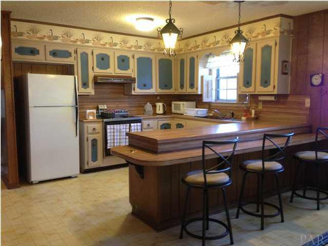 7495 Gunter Road Pensacola, FL 32526 - Photo 4 of 25 Notice the breakfast bar in the kitchen.