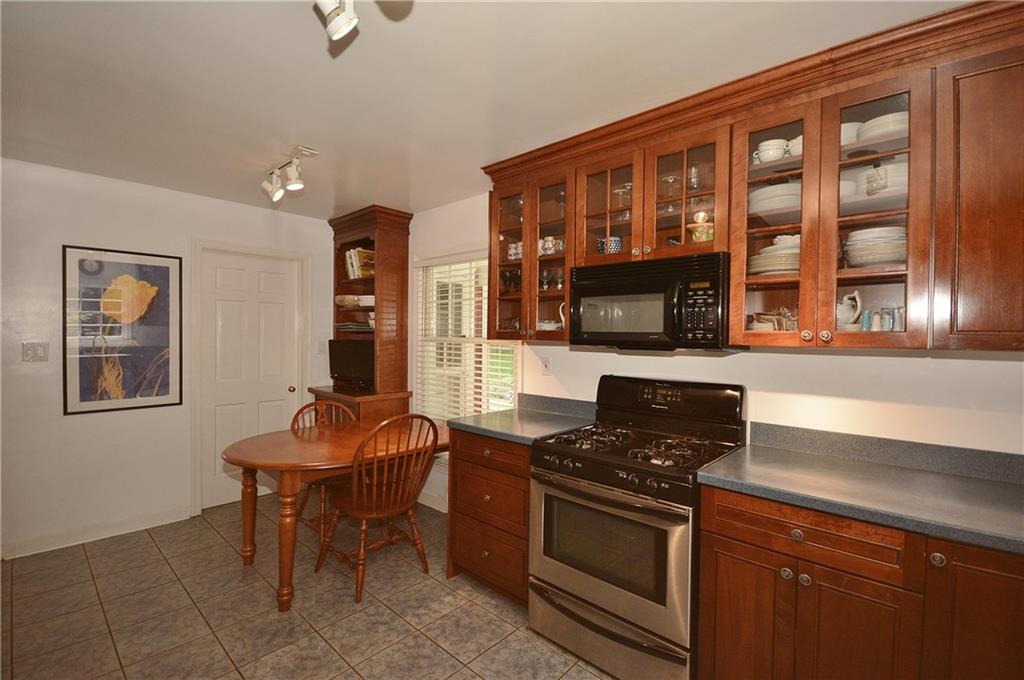 301 Wildberry Road Pittsburgh, PA 15238 - Photo 8 of 24 Roomy kitchen with eat-in table area.