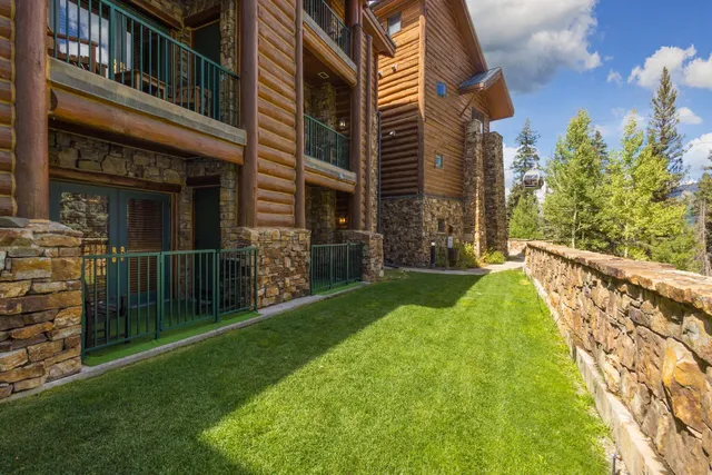 a view of a house with a yard and plants