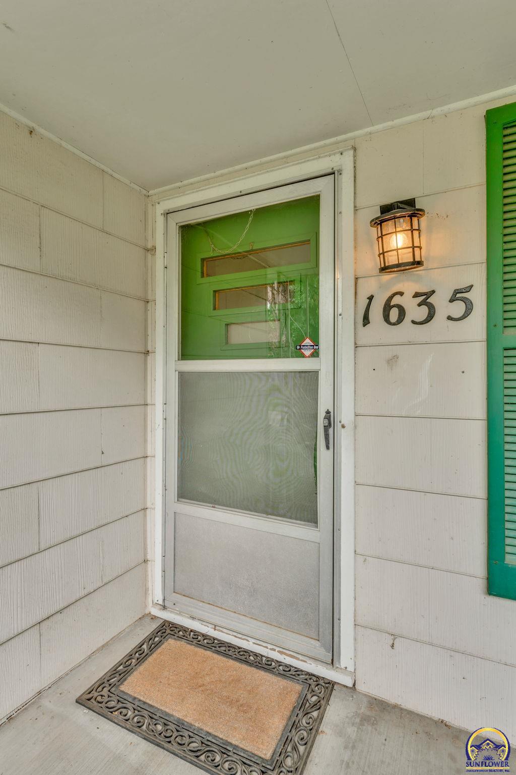 1635 Southwest Burnett Road Topeka, KS 66604 - Photo 6 of 36