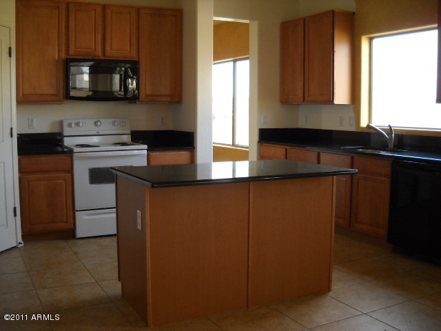 5130 West Beverly Road Laveen, AZ 85339 - Photo 5 of 14 kitchen