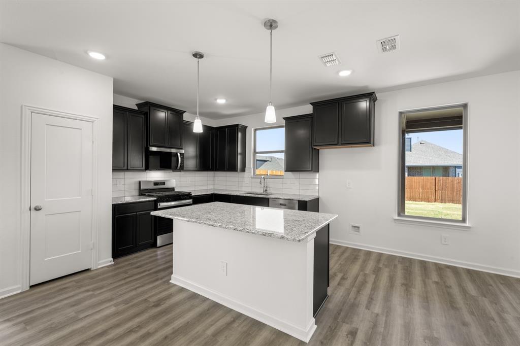 612 Godley Ranch Godley, TX 76044 - Photo 7 of 39 612 Godley Ranch- Kitchen-2