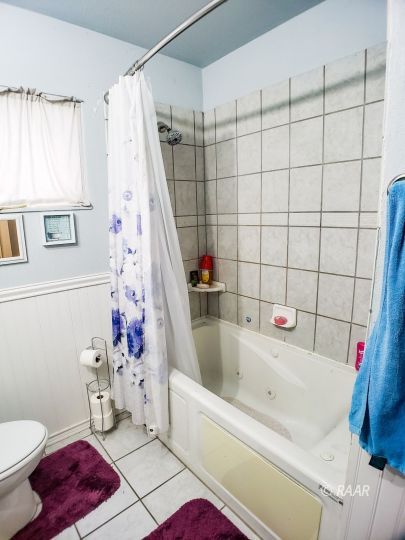 256 North Norma Street Ridgecrest, CA 93555 - Photo 25 of 35 a bathroom with a bathtub and a shower