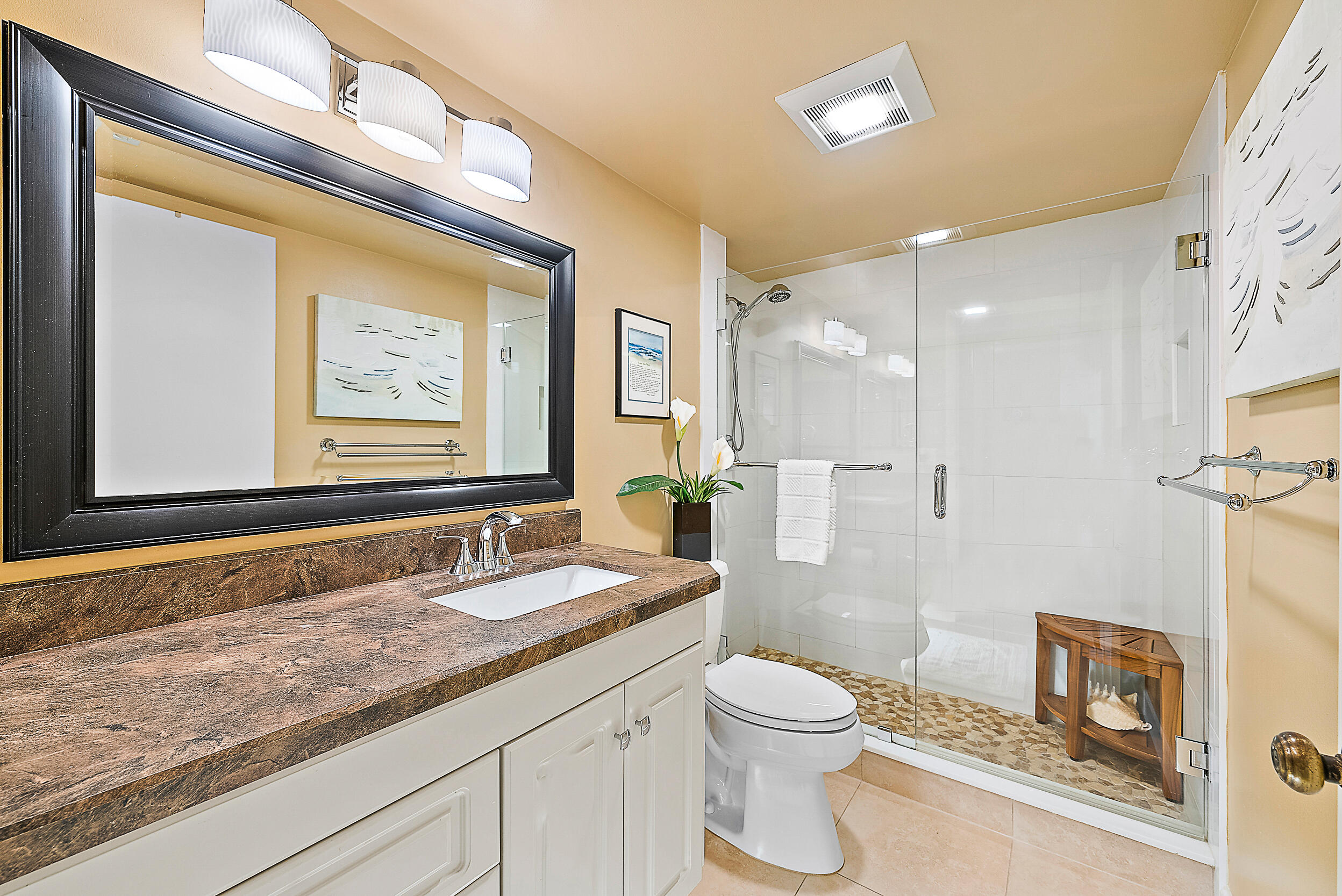2101 Marina Isle Way, Unit 404 Jupiter, FL 33477 - Photo 12 of 29 Guest Bathroom