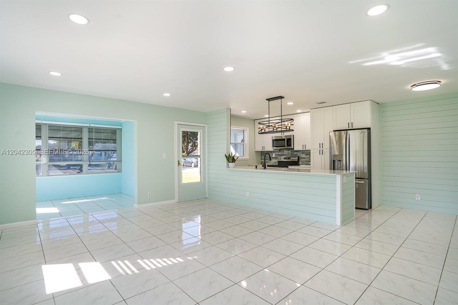 560 High Point Drive, Unit D Delray Beach, FL 33445 - Photo 3 of 34