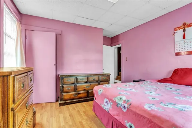 a bedroom with pink walls and bed