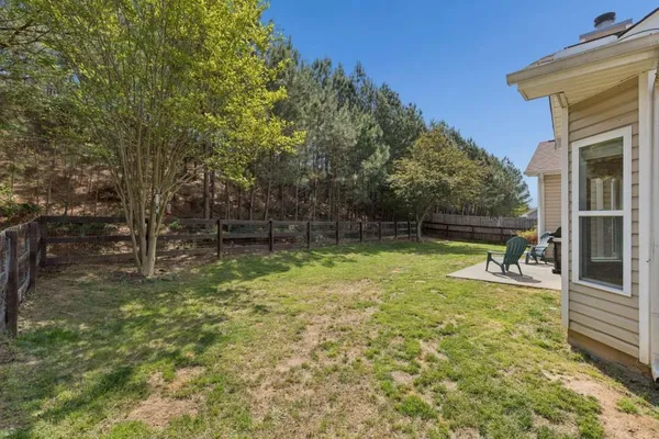 a view of a backyard