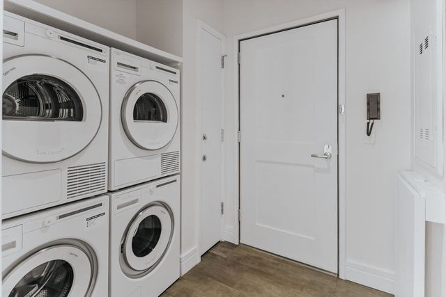 a view of entryway with washer and dryer