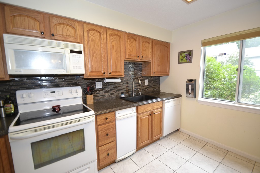 9 Beal's Cove Road, Unit E Hingham, MA 02043 - Photo 2 of 16 Gallery Image 2