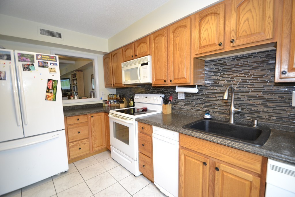 9 Beal's Cove Road, Unit E Hingham, MA 02043 - Photo 3 of 16 Gallery Image 3