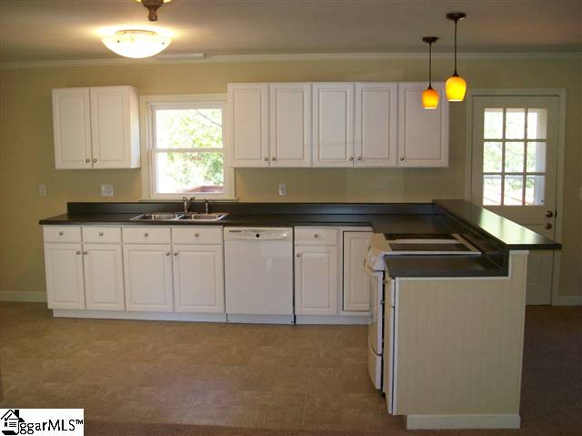 207 Gravley Road Greer, SC 29651 - Photo 4 of 25 Gallery Image 4