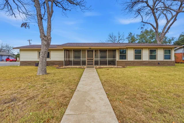 $450,000 | 811 Nixon Street, Lockhart, TX 78644