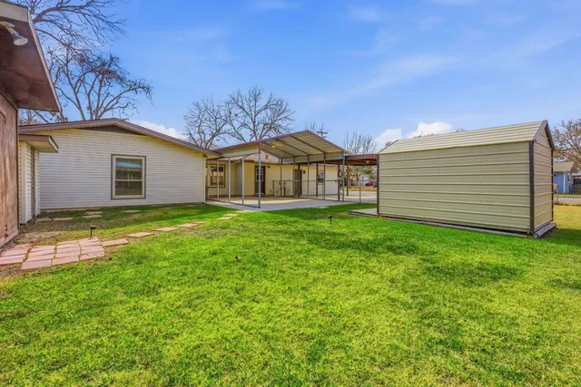 $450,000 | 811 Nixon Street, Lockhart, TX 78644