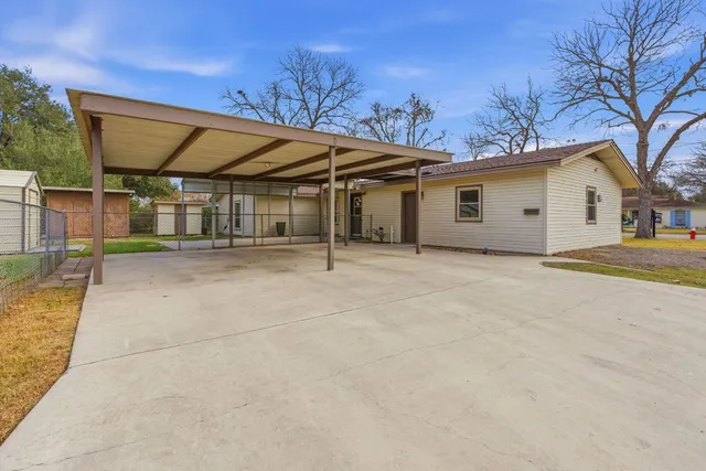 $450,000 | 811 Nixon Street, Lockhart, TX 78644